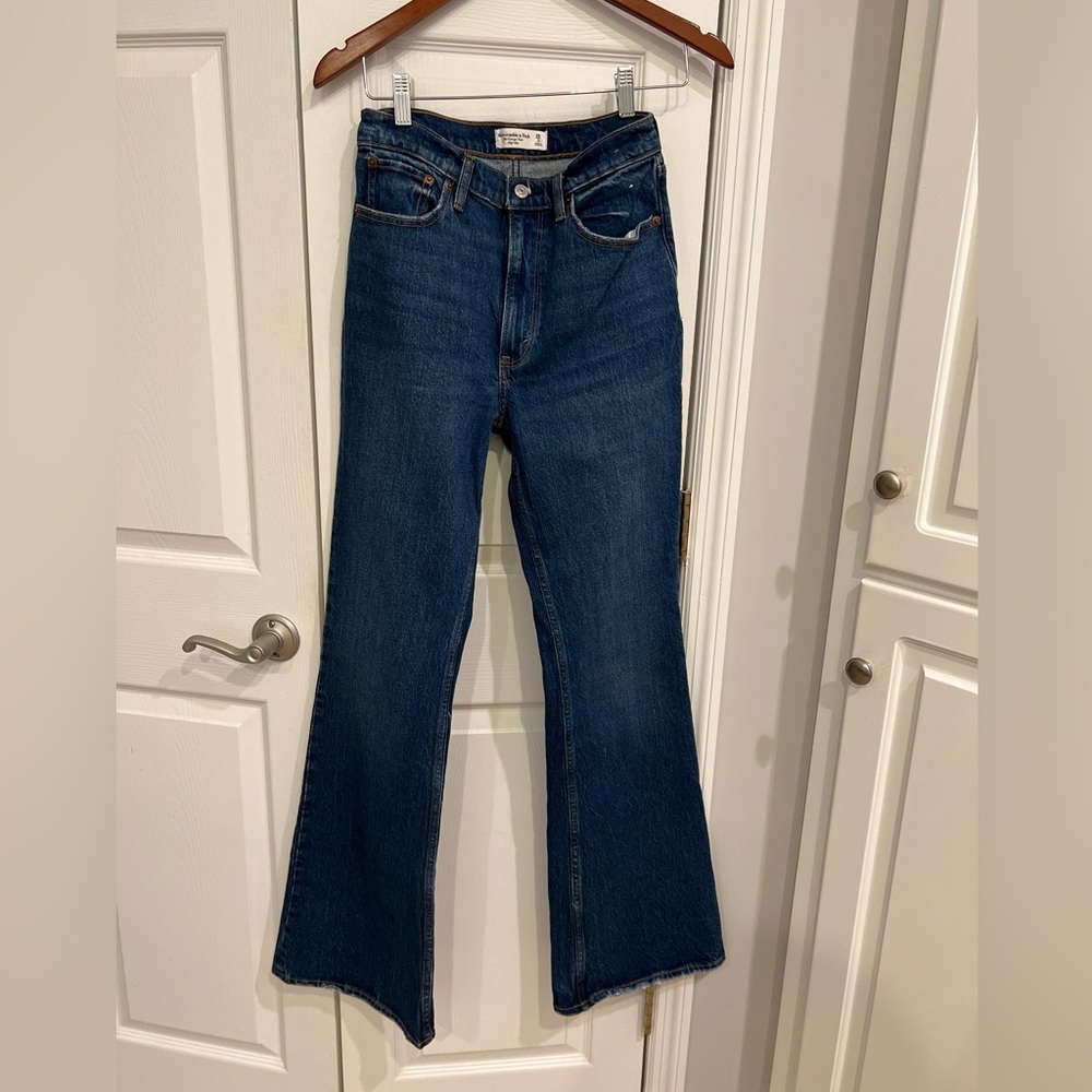 Women’s Abercrombie high rise vintage flare Jean, medium wash. Size 26 Long.